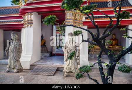 Statues de pierre dans la région de Temple Bouddhique Wat Pho à Bangkok, Thaïlande Banque D'Images