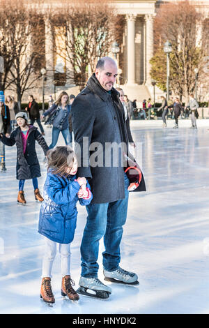 Washington DC, USA - Le 28 janvier 2017 : Jeune fille en patinage patinoire avec le père dans la National Gallery of Art Sculpture Garden Banque D'Images