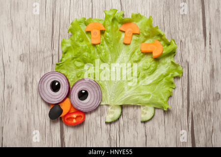 Hedgehog fait de légumes sur la table Banque D'Images