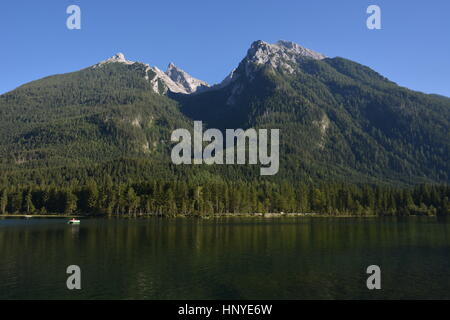 Ramsau, Allemagne - 24 août 2016 - Beau lac Hintersee avec bateaux et la montagne Hochkalter Banque D'Images