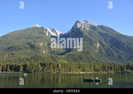 Ramsau, Allemagne - 24 août 2016 - Beau lac Hintersee avec bateaux et la montagne Hochkalter Banque D'Images