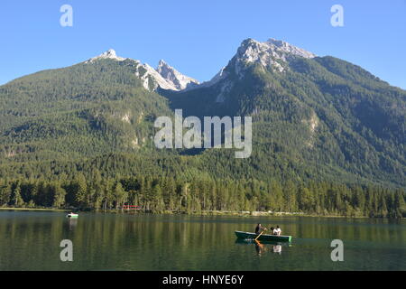 Ramsau, Allemagne - 24 août 2016 - Beau lac Hintersee avec bateaux et la montagne Hochkalter Banque D'Images