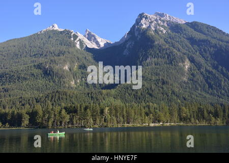 Ramsau, Allemagne - 24 août 2016 - Beau lac Hintersee avec bateaux et la montagne Hochkalter Banque D'Images