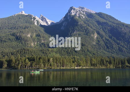 Ramsau, Allemagne - 24 août 2016 - Beau lac Hintersee avec bateaux et la montagne Hochkalter Banque D'Images