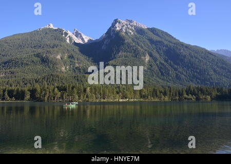 Ramsau, Allemagne - 24 août 2016 - Beau lac Hintersee avec bateaux et la montagne Hochkalter Banque D'Images