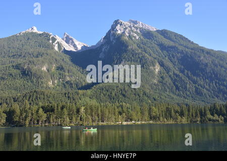 Ramsau, Allemagne - 24 août 2016 - Beau lac Hintersee avec bateaux et la montagne Hochkalter Banque D'Images