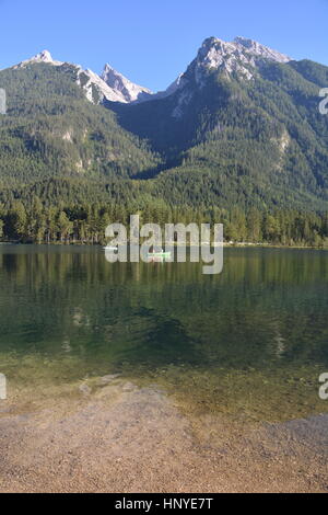 Ramsau, Allemagne - 24 août 2016 - Beau lac Hintersee avec bateaux et la montagne Hochkalter Banque D'Images