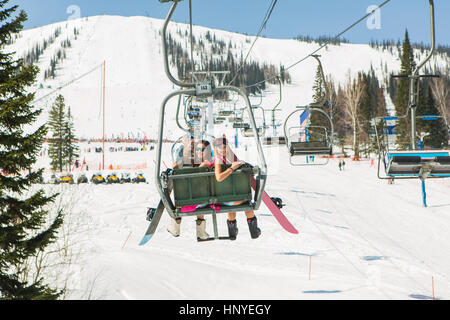 Deux jeunes filles habillées en bikini le surfeur sur un ski-lift Banque D'Images