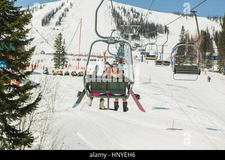 Deux jeunes filles habillées en bikini le surfeur sur un ski-lift Banque D'Images