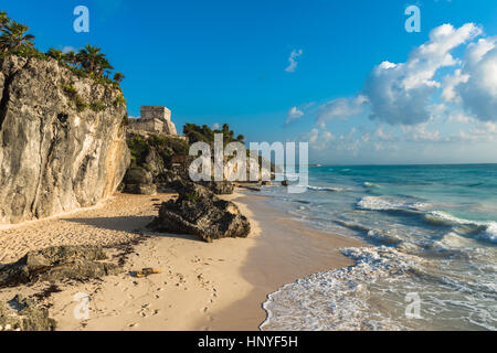 Plage de sable blanc et les ruines de Tulum, Mexique, Yuacatan Banque D'Images