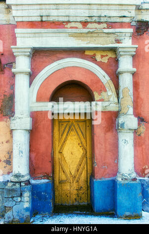 Old vintage porte avec colonnes sur les deux côtés. Banque D'Images