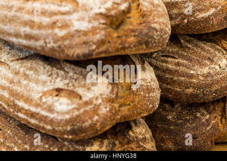 Pains au levain. Fabrication du pain local à l'Ange Boulangerie, Abergavenny. Banque D'Images