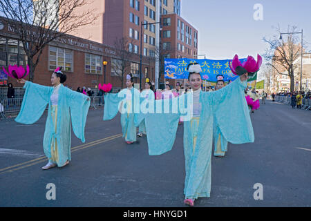 Les manifestants dans le nouvel an chinois annuel Day Parade sur Chinatown, rinçage, Queens, New York City Banque D'Images