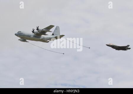 Les Marines américains KC-130J Hercules simulant le ravitaillement en vol d'un F-35B Linghtning ll au Royal International Air Tattoo Banque D'Images