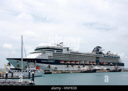 M.V. Celebrity Summit amarré au Royal Naval Dockyard Bermudes Banque D'Images