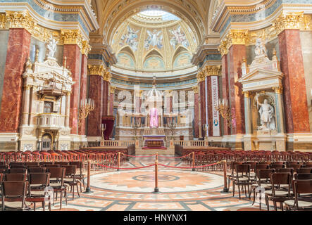 BUDAPEST, HONGRIE - le 22 février 2016 : l'intérieur de l'église catholique romaine de la basilique Saint-Étienne. Budapest Banque D'Images