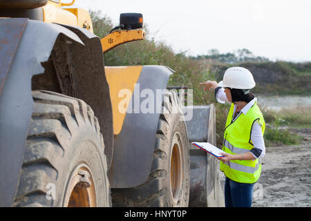 Femme ingénieur sur un site de construction, Selective focus et petite profondeur de champ Banque D'Images