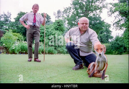 Bruce Lindsay-Smith, avant-plan, et Tony Harman, avec stick, ayant pris un renard dans le jardin. Banque D'Images