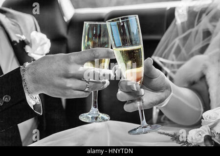 Mariée est maintenant un bouquet de mariage et d'un verre de champagne Banque D'Images