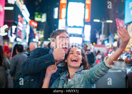 Couple en selfies Times Square, New York City, New York, USA Banque D'Images