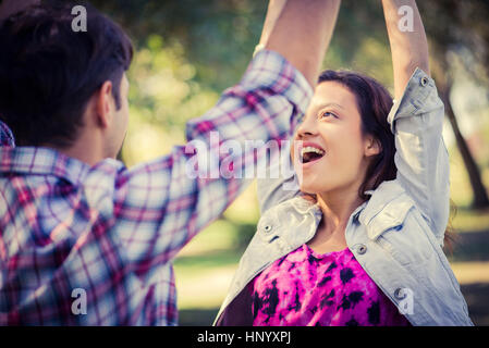 Couple having fun in park Banque D'Images