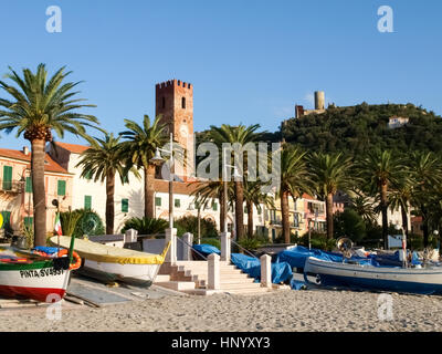 Noli, Italie : bateaux de pêcheurs sur la plage Banque D'Images