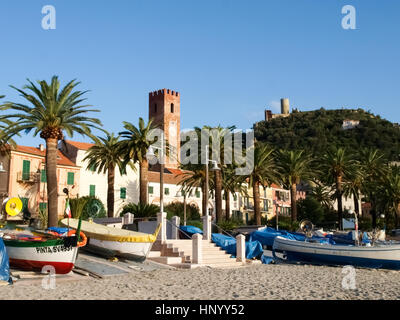 Noli, Italie : bateaux de pêcheurs sur la plage Banque D'Images