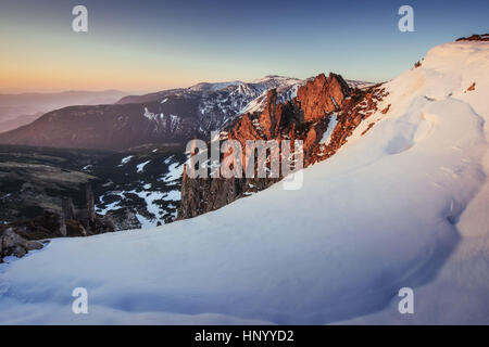 Printemps paysage coloré de chaînes de montagne dans les Carpates Banque D'Images