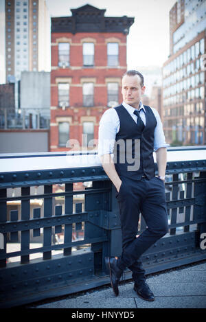 Portrait sur balcon, à l'écart dans la pensée Banque D'Images