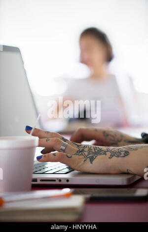 Woman using laptop computer Banque D'Images