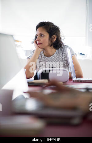 Femme à s'ennuyer au travail Banque D'Images