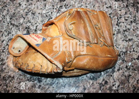 C'est un gant de baseball des années 50 CATALOGUE Banque D'Images