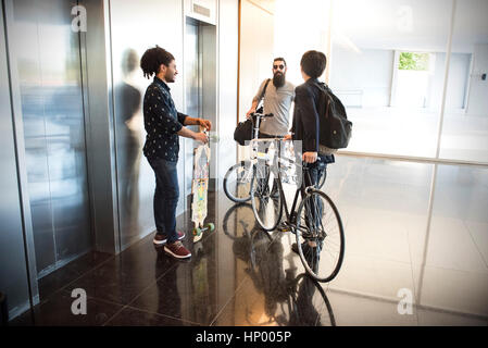 Collègues discutent dans hall Banque D'Images