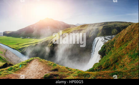 Grande cascade Skogafoss dans sud de l'Islande Banque D'Images