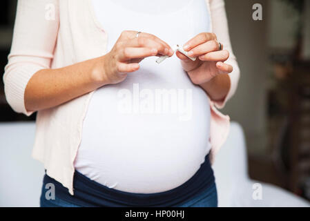 Femme enceinte breaking cigarette Banque D'Images