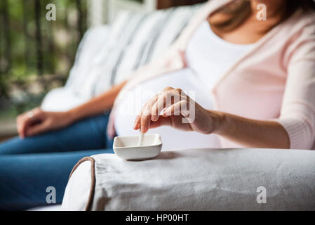 Femme enceinte cigarette de finition Banque D'Images