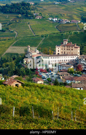 Vue sur Ville de Barolo Langhe dans la région du Piémont, Italie Banque D'Images