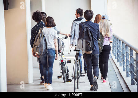 Les élèves du collège à la classe de marche Banque D'Images