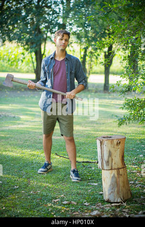 L'homme prépare à couper du bois, portrait Banque D'Images