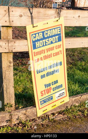 Metropolitan Police crime voiture jaune avertissement accroché à une clôture en bois, Horsenden Hill, Greenford, UK Banque D'Images