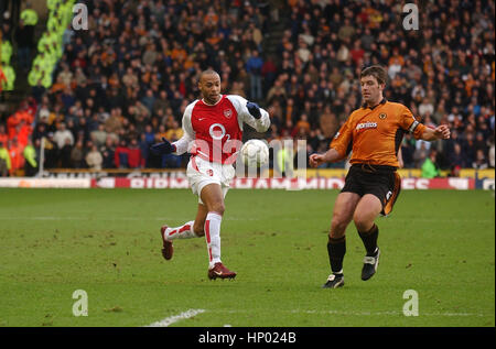 Thierry Henry et Paul Butler 2004 Arsenal v Wolverhampton Wanderers Banque D'Images