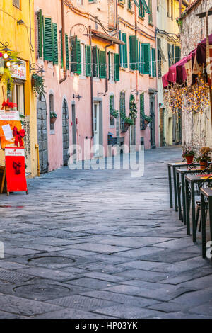 Old street dans la vieille ville de Lucques en Toscane Banque D'Images