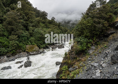 Haast river rapids dans Mount Aspiring National Park, Île du Sud, Nouvelle-Zélande. Banque D'Images