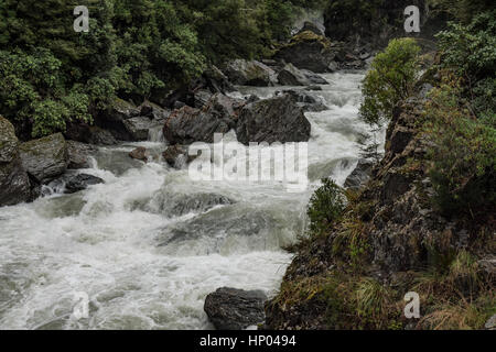 Haast river rapids dans Mount Aspiring National Park, Île du Sud, Nouvelle-Zélande. Banque D'Images