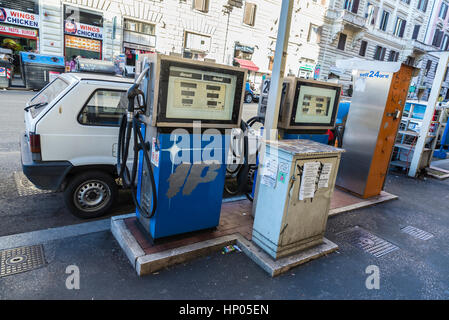 Rome, Italie - 30 décembre 2016 : la station d'essence abandonnés dans une rue de la vieille ville de Rome Banque D'Images