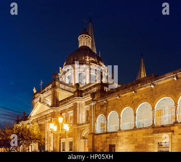 Stock Photo - La cathédrale dans le centre historique de Guadalajara attire les habitants et les visiteurs avec son architecture Renaissance espagnole tout illuminé à n Banque D'Images