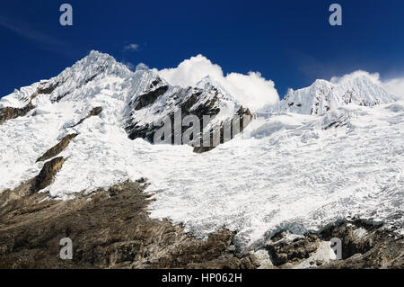 Le Pérou, de belles montagnes Cordillera Blanca sur le Santa Cruz Trek. La photo présente sur la montagne de neige du col de Punta Union Européenne Banque D'Images