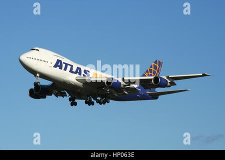 Boeing 747-200 cargo civil d'Atlas Air l'exploitation d'une charte en militaire RAF Mildenhall sur une journée froide et claire. Banque D'Images