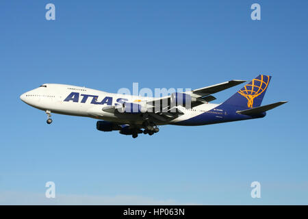 Boeing 747-200 cargo civil d'Atlas Air l'exploitation d'une charte en militaire RAF Mildenhall sur une journée froide et claire. Banque D'Images