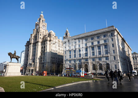 Le Liver Building et Cunard building avec statue beatles bâtiments pier head liverpool uk Banque D'Images